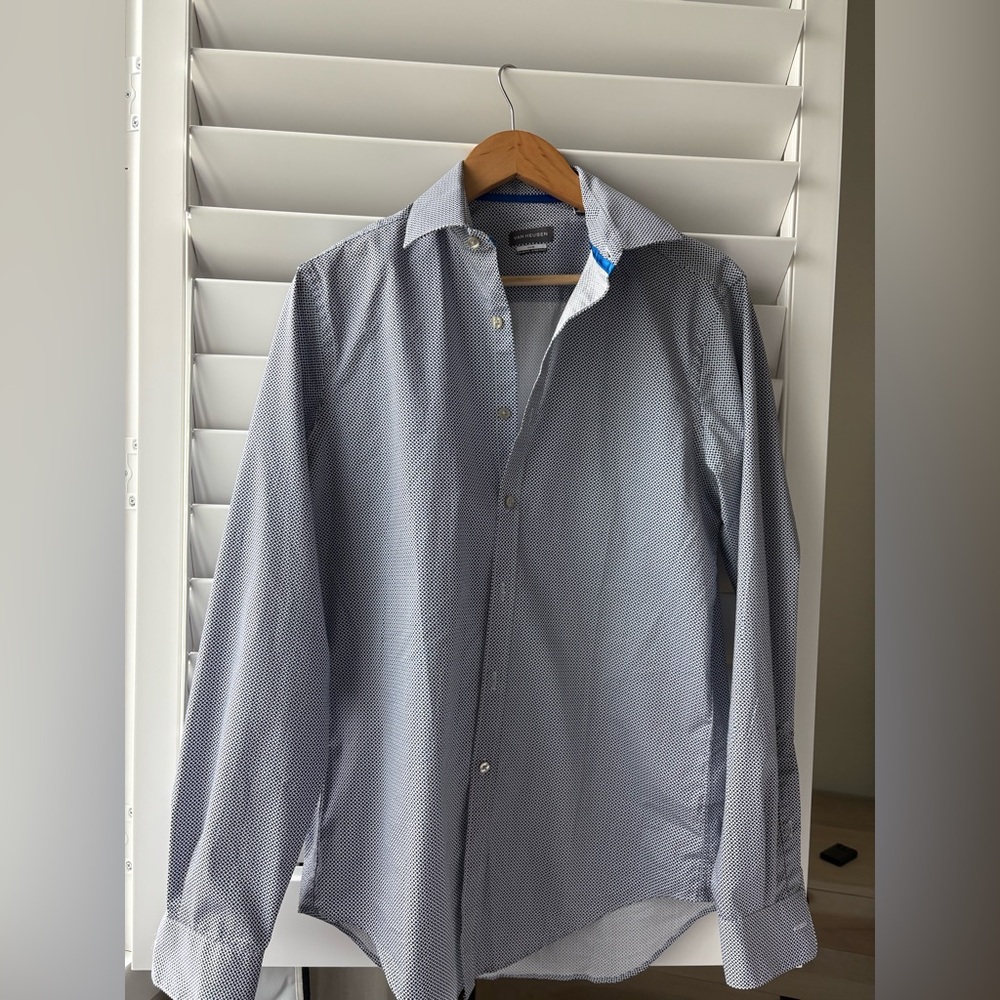 Van Heusen Navy and White Dress Shirt button down 15-15.5 34 / 35 Medium